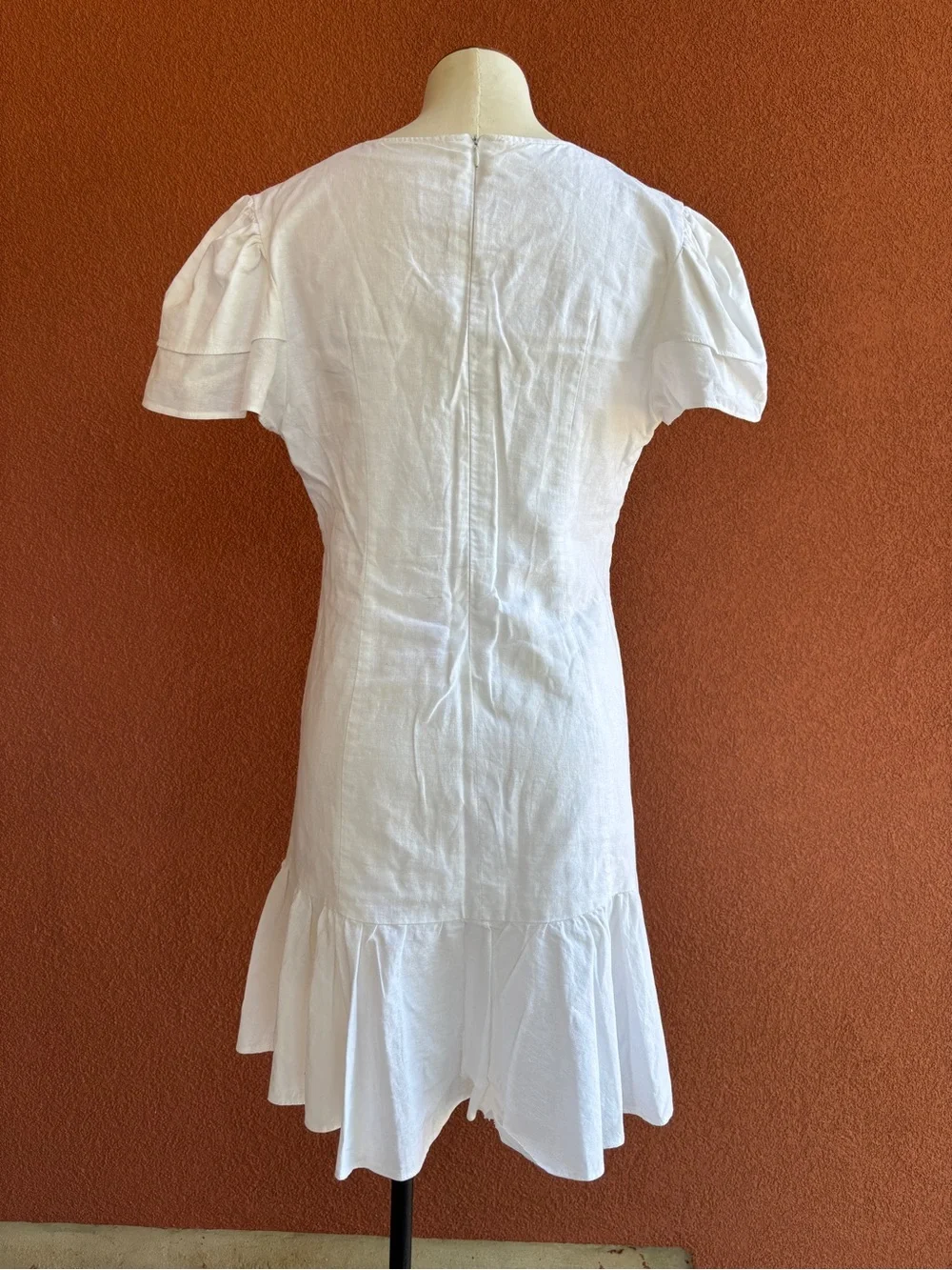 Classic White Linen V-Neck Dress - Picture 3 of 4